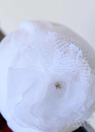 Шапочка белая с большим цветком для маленькой девочки (40 см.)  trestelle 21250005451103 фото