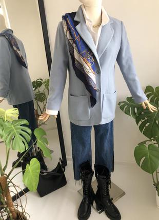 Блакитний вовняний піджак