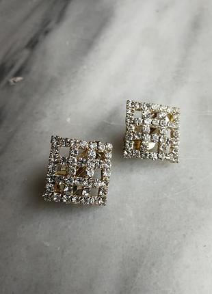 Клипсы нарядные белые камни квадратами