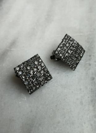 Черные квадраты клипсы с темно серыми камнями