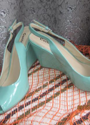 Босоніжки на танкетці