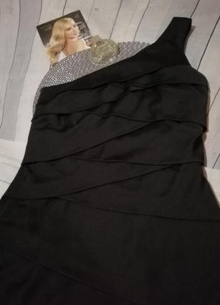 Чёрное коктельное платье на одно плечо5 фото
