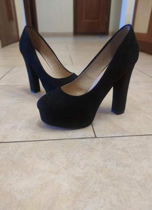 Чорні туфлі високий каблук