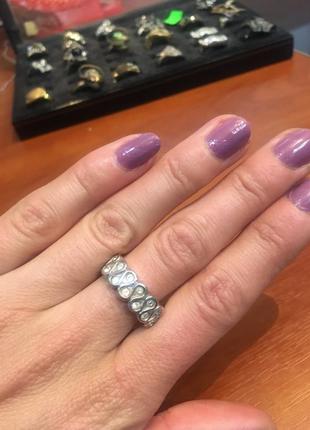 Кольцо серебристого цвета