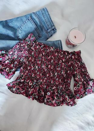 Актуальна блуза топ гумка у принт новини з відкритими плечима