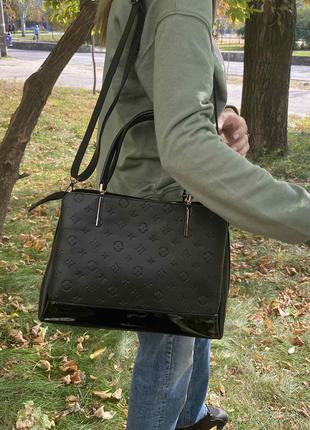 Стильная женская сумка на плечо в стиле луи витон с лаковой вставкой4 фото