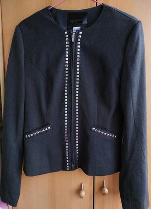 Гарний блейзер з мет. декором р. 44(s)-46(m) bon prix