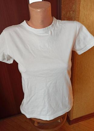 Белая футболка фирмы name