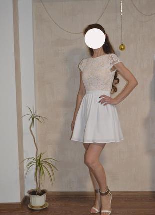 Нарядное белое платье с открытой спиной