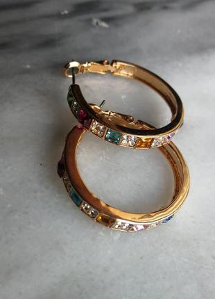 Серьги нарядные кольца камни разноцветные радуга и белые камни