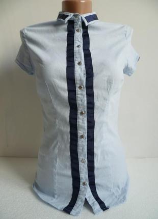 Красива блакитна блузочка