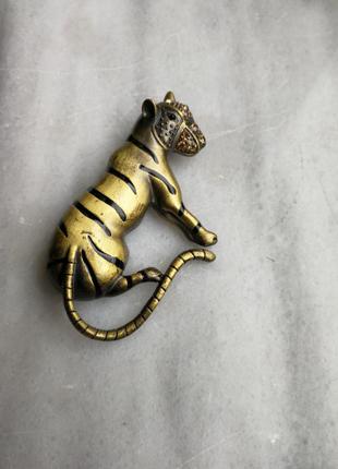 Брошь тигр с камнями грязно золотистого цвета