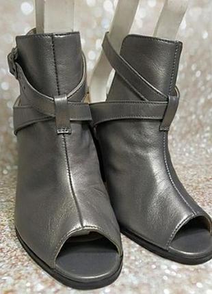 Новые кожаные босоножки