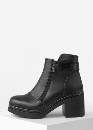 Зимние кожаные черные ботинки на толстом каблуке3 фото