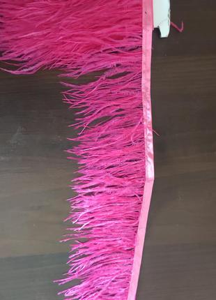 Яскраво-рожеві пір'я страуса на тасьмі2 фото