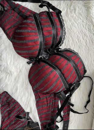 Червоне нижню білизну