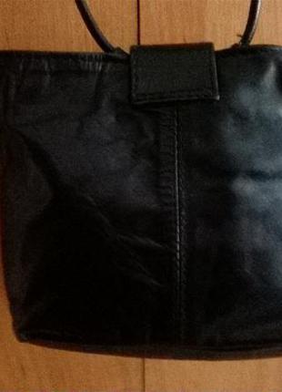Чорна шкіряна сумочка крос-боді від відомого бренду2 фото