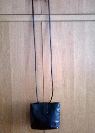 Чорна шкіряна сумочка крос-боді від відомого бренду3 фото