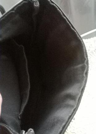Чорна шкіряна сумочка крос-боді від відомого бренду4 фото