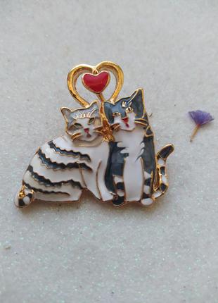 Брошь в виде милых влюбленных котиков сердце любовь коты день валентина