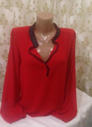 Блуза с черными ставками