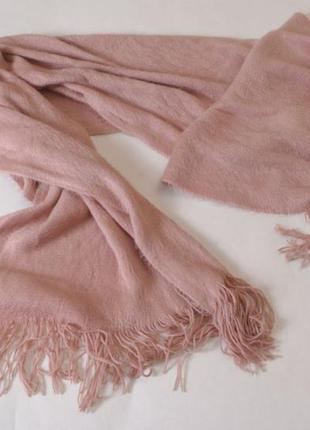 Розовый пудровый пушистый шарф с бахромой7 фото