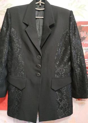 Пиджак чёрного цвета с гипюром в состоянии нового на женщину xl/xxl,см.замеры