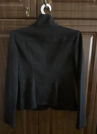 Чорний піджак з кишенями і золотими гудзиками2 фото