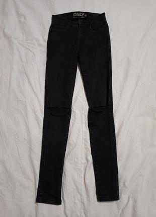 Черные джинсы с высокой посадкой