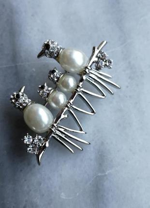 Оригінальна брошка мила з сімейством пташок на гілці намистинки білі камені