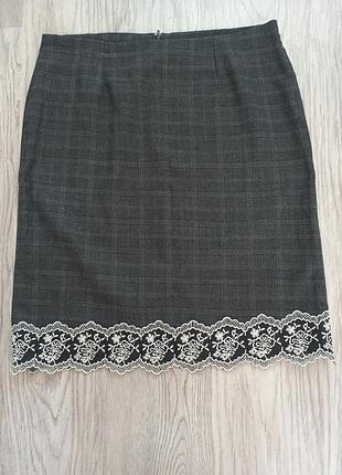Спідниця сіра в клітинку з мереживом