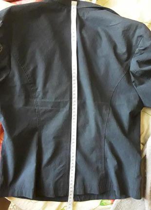 Легкая черная куртка-пиджак с вышивкой и камнями5 фото