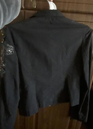 Легкая черная куртка-пиджак с вышивкой и камнями2 фото