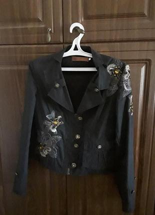 Легкая черная куртка-пиджак с вышивкой и камнями1 фото