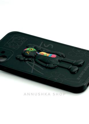 Чехол с логотипом kaws на iphone 11