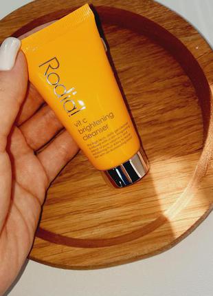 Очищаючий гель для вмивання з гліколевої кислотою і вітаміном с rodial vit c