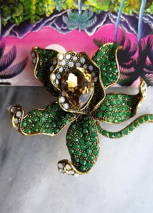 Святкова велика брошка лілія зелена з камінням