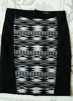 Прямая черная деловая юбка