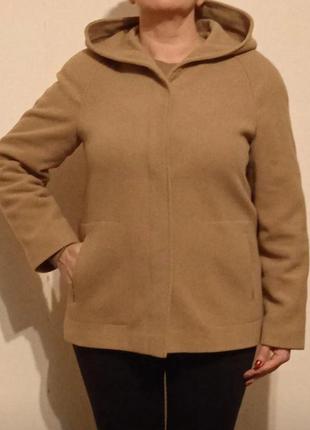 Вовняне пальто, м'яке і приємне.