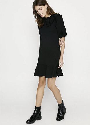 Чорне плаття з актуальним комірцем oasis