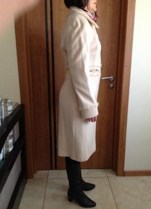 Кремовое пальто нарядное кашемир с норкой4 фото