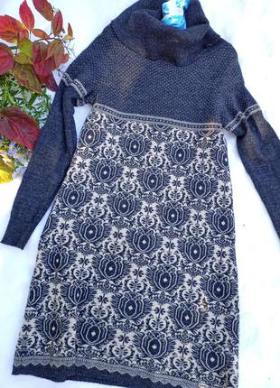 Тёплое платье с высокой горловиной и орнаментом,46-52разм.liu.jo