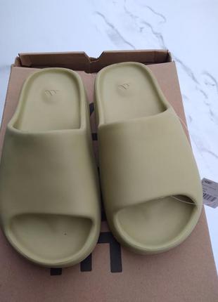 Шльопанці жіночі adidas yeezy slide desert sand3 фото