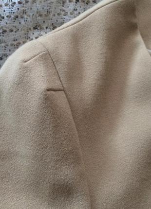 Стильный пиджак без лацканов с накладными карманами цвета кэмел next5 фото