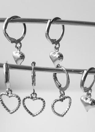 Лаконичные миниатюрные серьги сердечка из тонкого металла в серебристом цвете. стальном серебряном серебро сердечко сердце