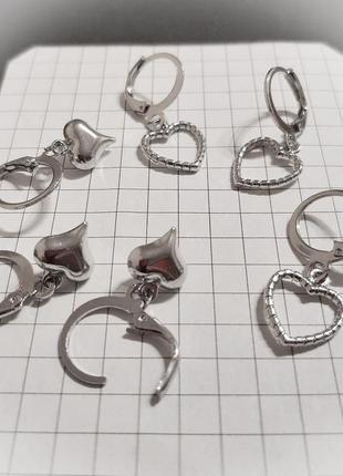 Лаконичные миниатюрные серьги сердечка из тонкого металла в серебристом цвете. стальном серебряном серебро сердечко сердце5 фото