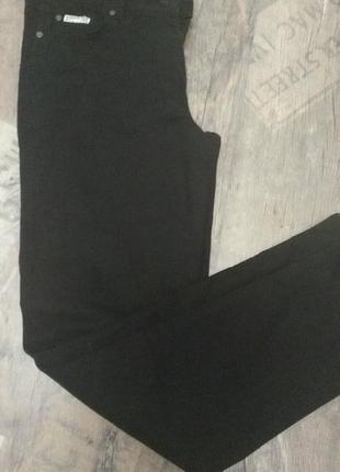 Тонкие джинсы-стрейч