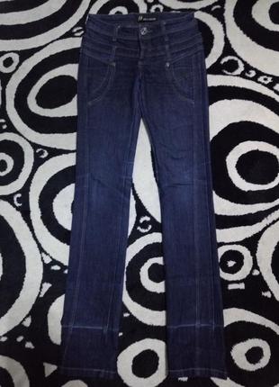 Стильные джинсы