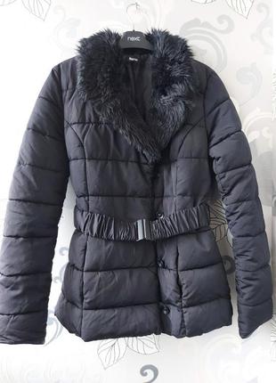 Чорна куртка курточка косуха ковдру зефирка з поясом з хутром