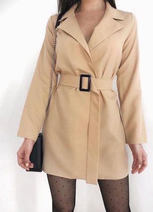 Бежевое платье пиджак с пояском